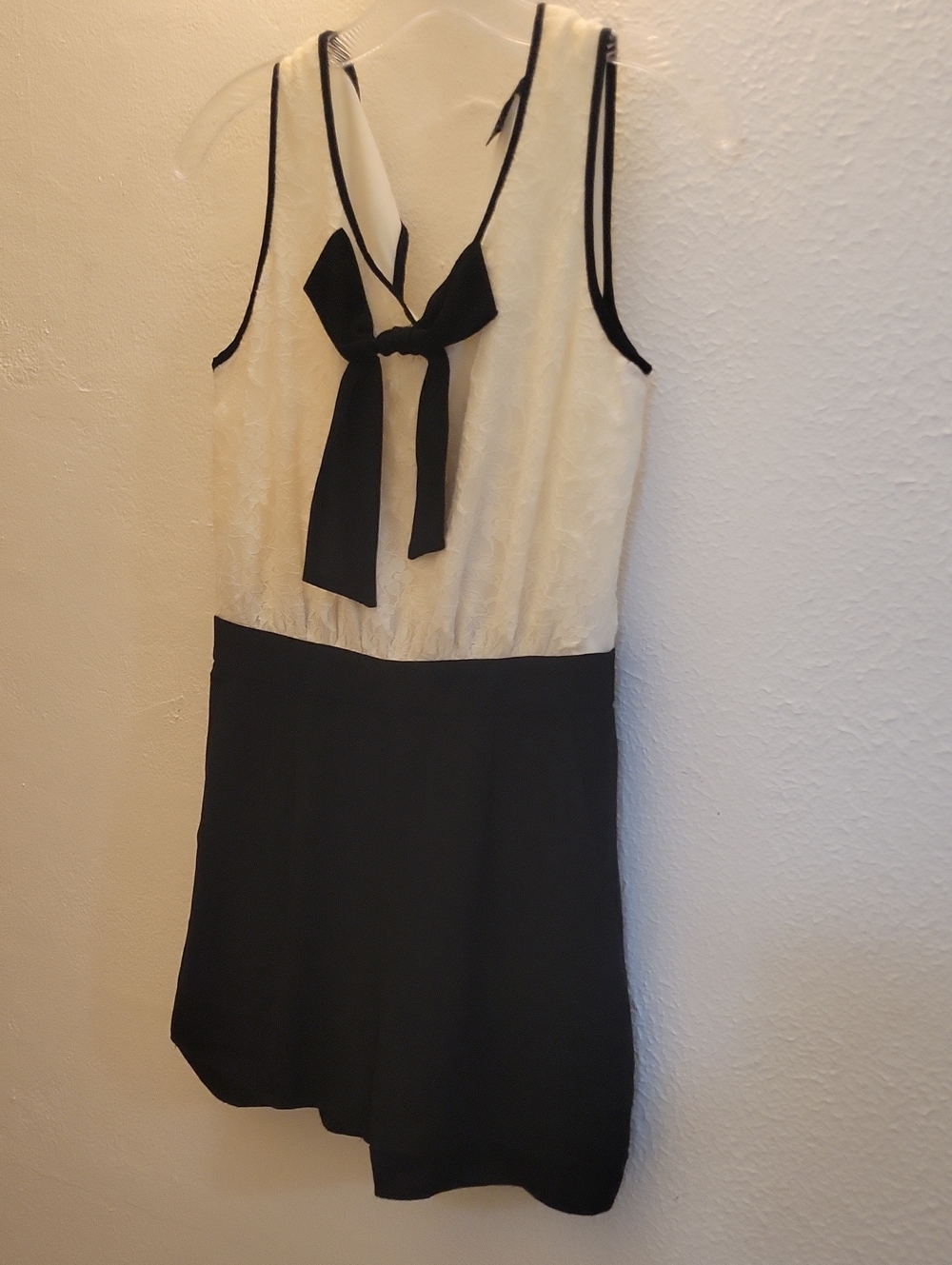 Forever 21 Black and Cream Two-Tone Tie-Front Romper Size Small